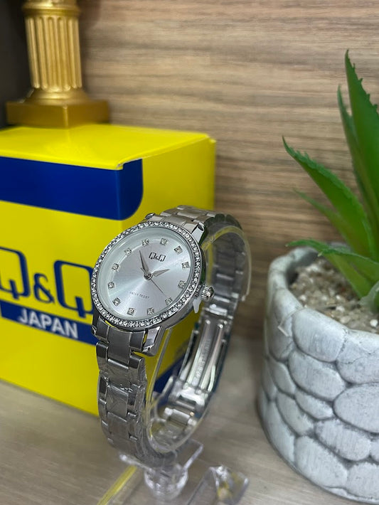 RELOJ QYQ DAMA PLATEADO FONDO PLATEADO CON DETALLES EN PIEDRA