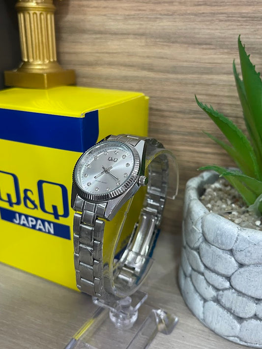 RELOJ QYQ DAMA PLATEADO DETALLES EN PIEDRA