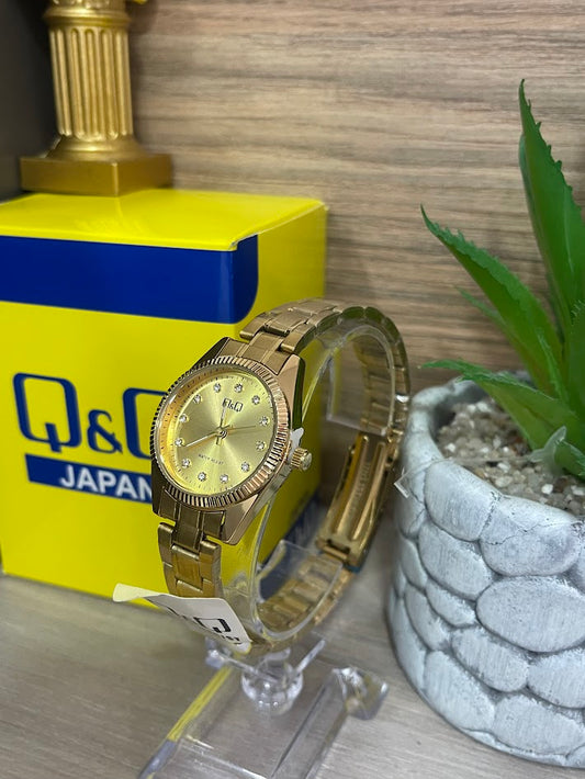 RELOJ QYQ DAMA DORADO FONDO DORADO Y DETALLES EN PIEDRA