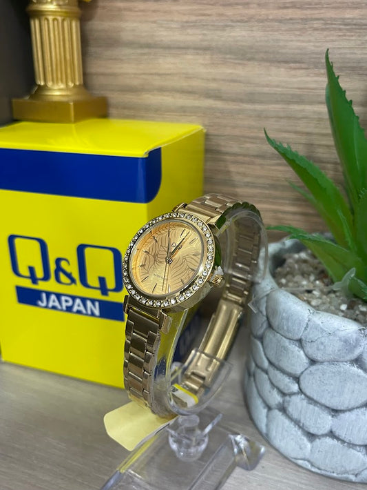 RELOJ QYQ DAMA DORADO FONDO DORADO CON DETALLES EN PIEDRA
