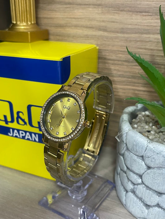 RELOJ QYQ DAMA DORADO FONDO DORADO ARO CON DETALLES EN PIEDRAS
