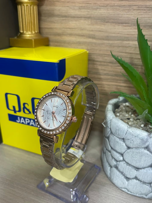 RELOJ QYQ DAMA ORO ROSA FONDO PLATEADO ARO CON DETALLES EN PIEDRA