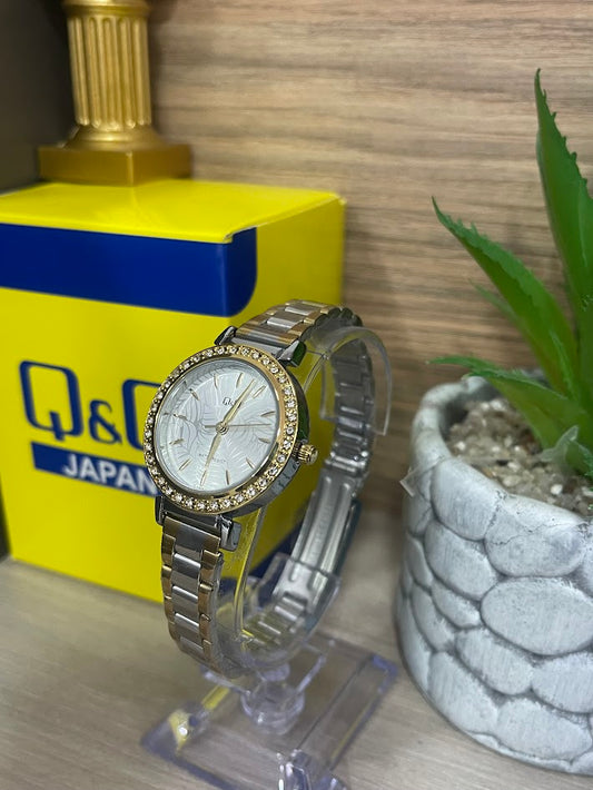 RELOJ QYQ DAMA BICOLOR FONDO PLATEADO CON ARO DORADO Y DETALLES EN PIEDRA