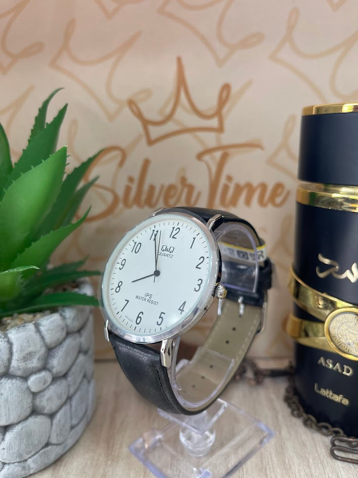 RELOJ QYQ PLATEADO MANILLA DE CUERO NUMEROS COMPLETOS