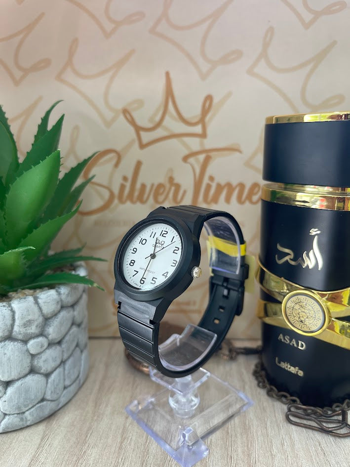RELOJ QYQ PLASTICO NEGRO FONDO BLANCO NUMEROS COMPLETOS