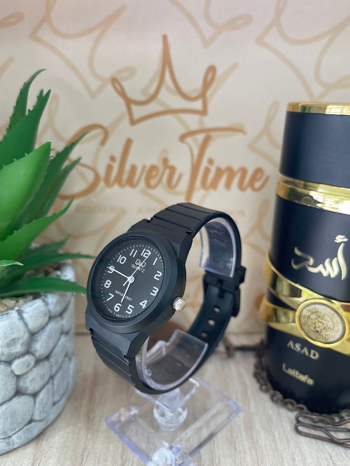 RELOJ QYQ PLASTICO TODO NEGRO NUMEROS COMPLETOS