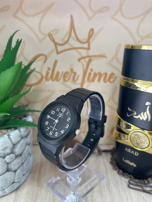 RELOJ QYQ PLASTICO TODO NEGRO NUMEROS COMPLETOS