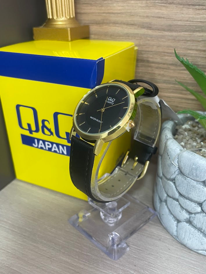 RELOJ QYQ DAMA DORADO FONDO NEGRO MANILLA DE CUERO