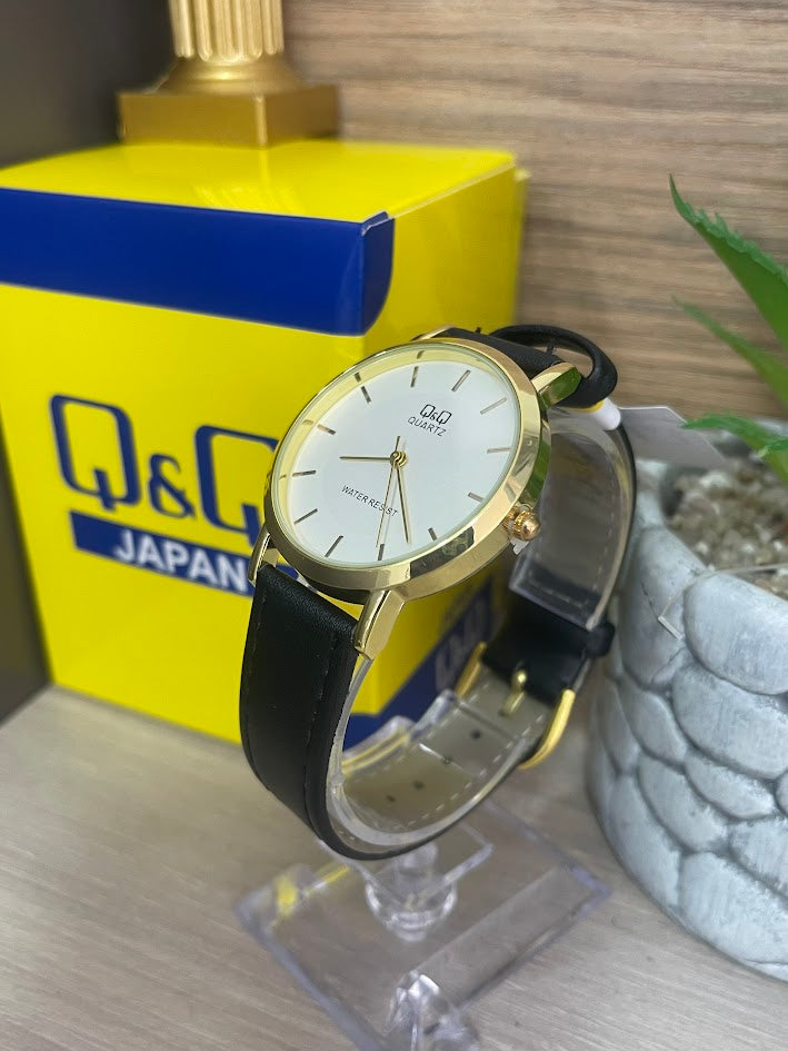 RELOJ QYQ DORADO FONDO BLANCO MANILLA DE CUERO