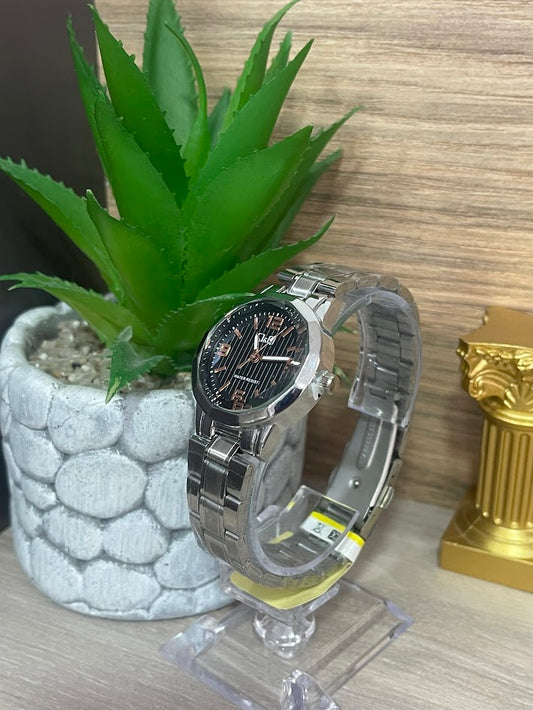 RELOJ QYQ DAMA PLATEADO FONDO NEGRO NUMEROS ORO ROSA