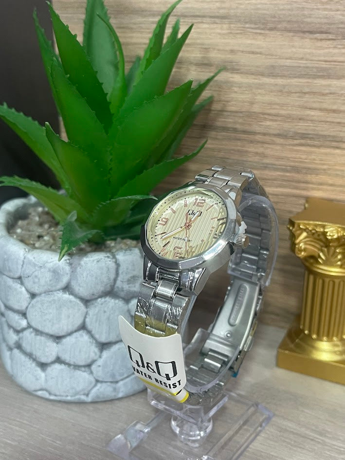 RELOJ QYQ DAMA PLATEADO FONDO DORADO