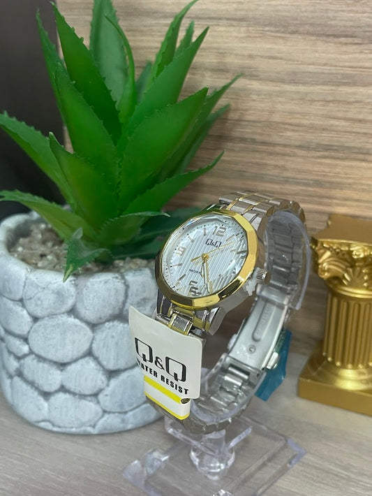 RELOJ QYQ DAMA BICOLOR ARO DORADO FONDO BLANCO DETALLES DORADOS