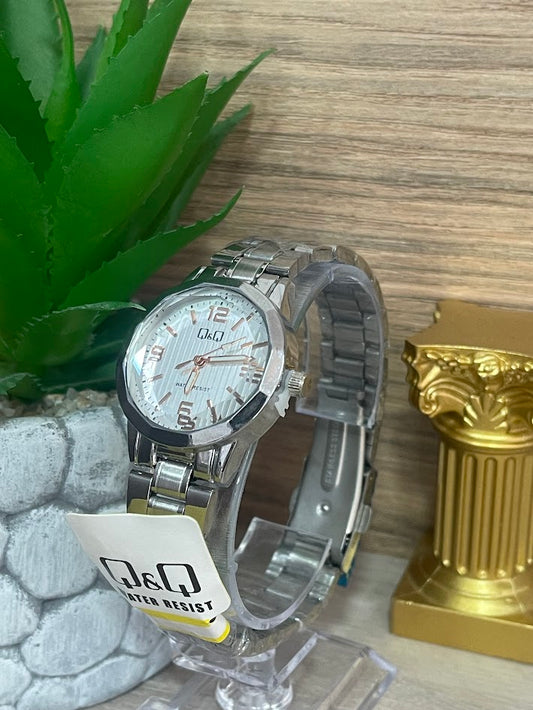 RELOJ QYQ DAMA PLATEADO FONDO PLATEADO DETALLES ORO ROSA