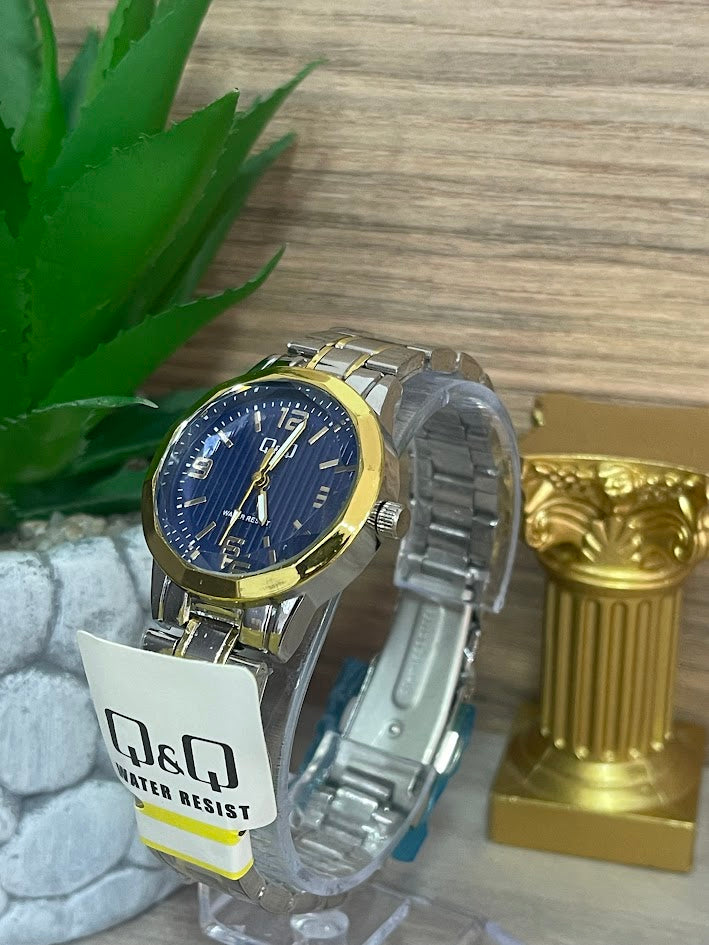 RELOJ QYQ DAMA BICOLOR FONDO AZUL ARO DORADO DETALLES EN DORADO