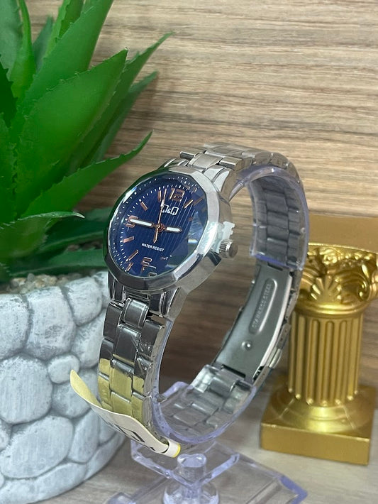 RELOJ QYQ DAMA PLATEADO FONDO AZUL DETALLEAS ORO ROSA