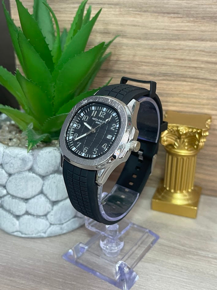 RELOJ CABALLERO PATEK PHILIPPE PLATEADO CON MANILLA DE SILICONA FONDO NEGRO CON CALENDARIO