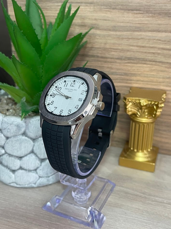 RELOJ CABALLERO PATEK PHILIPPE PLATEADO CON MANILLA DE SILICONA FONDO BLANCO CON CALENDARIO