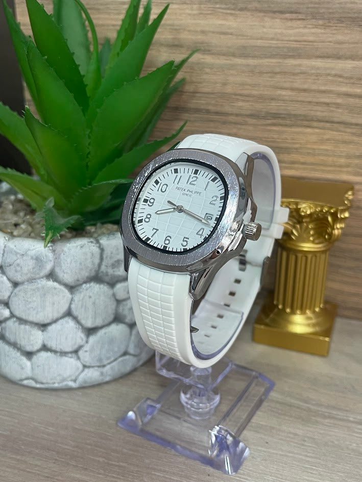 RELOJ CABALLERO PATEK PHILIPPE PLATEADO CON MANILLA BLANCA DE SILICONA FONDO BLANCO CON CALENDARIO