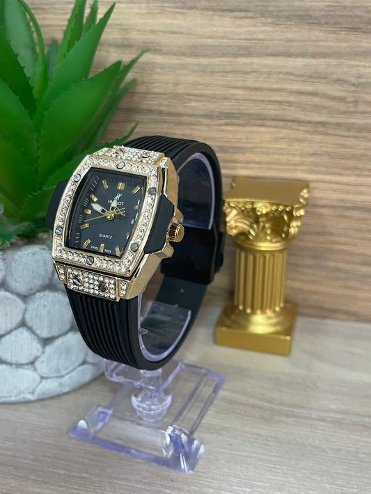 RELOJ HUBLOT DAMA CUADRADO DETALLES EN PIEDRA FONDO NEGRO CON CALENDARIO MANILLA DE SILICONA