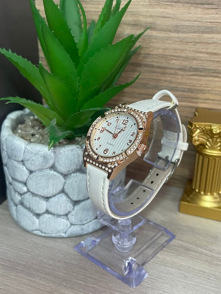 RELOJ DAMA COLOMI BLANCO MANILLA DE CUERO FONDO BLANCO CON DETALLES EN PIEDRA