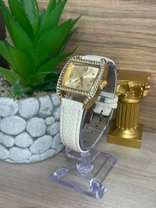 RELOJ DAMA INVICTA DORADO FONDO DORADO DETALLES EN PIEDRA MANILLA DE CUERO BLANCA