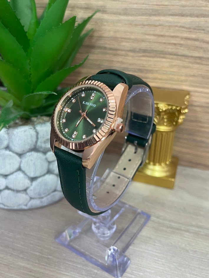 RELOJ VERDE DAMA MANILLA DE CUERO FONDO VERDE DETALLES EN PIEDRA