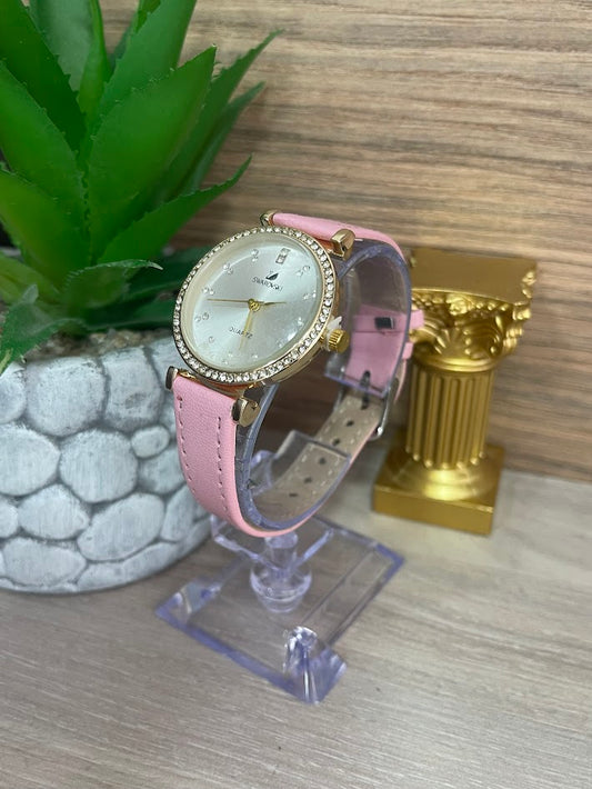 RELOJ ROSADO DAMA MANILLA DE CUERO FONDO PLATEADO DETALLES EN PIEDRA