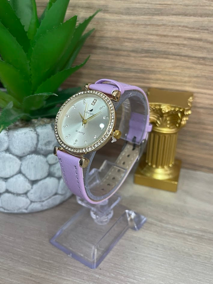 RELOJ LILA DAMA MANILLA DE CUERO FONDO PLATEADO DETALLES EN PIEDRA