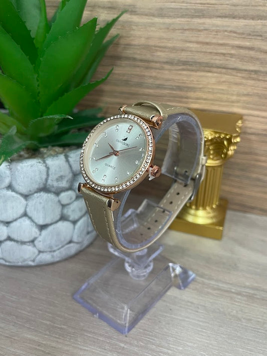 RELOJ CHAMPAGNE DAMA MANILLA DE CUERO FONDO PLATEADO DETALLES EN PIEDRA