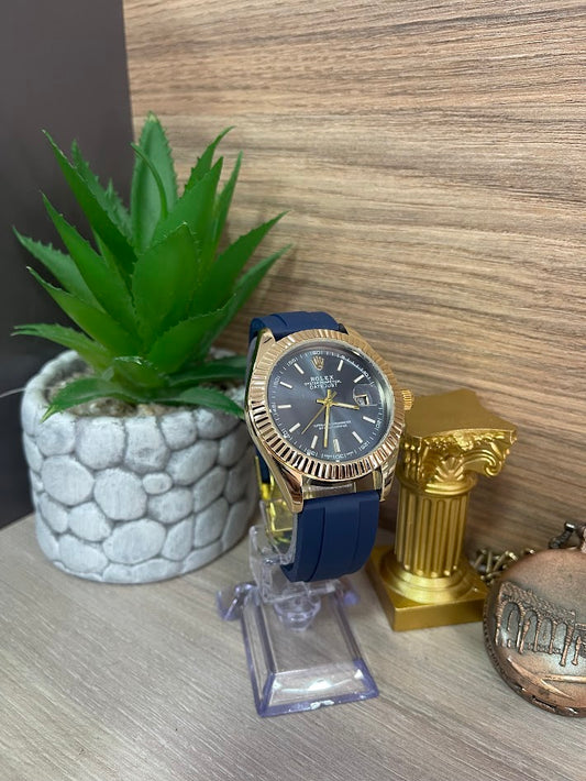 RELOJ ROLEX CABALLERO CAJA DORADA MANILLA DE SILICONA AZUL FONDO AZUL CON CALENDARIO