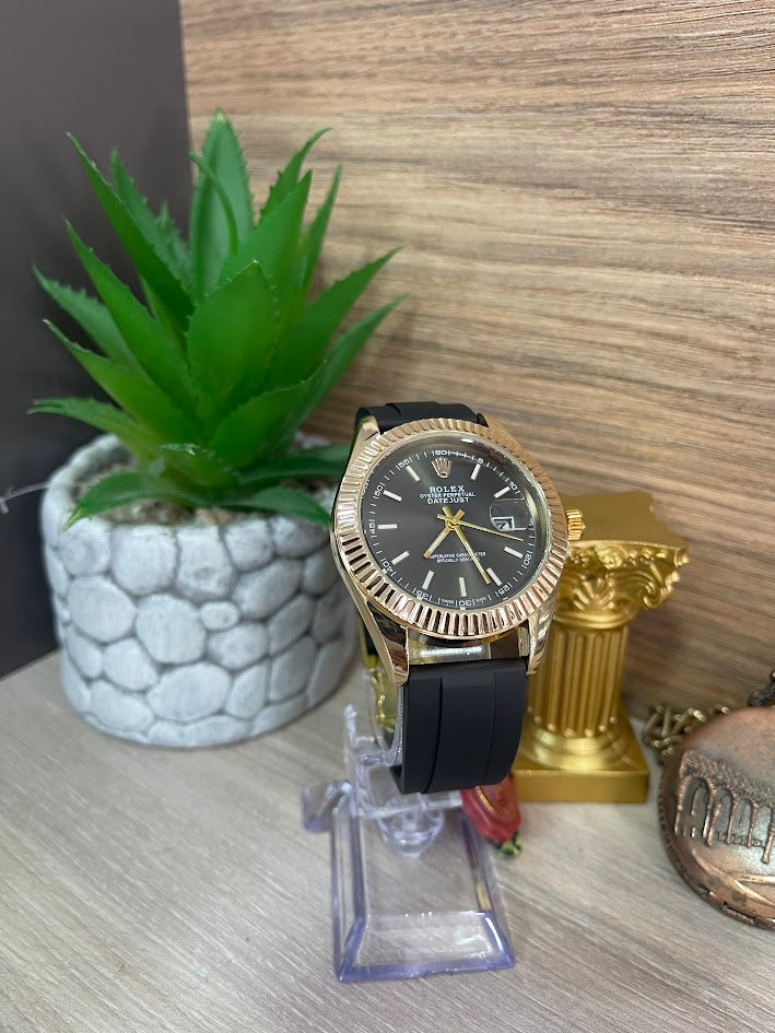 RELOJ ROLEX CABALLERO CAJA DORADA MANILLA DE SILICONA NEGRA FONDO NEGRO CON CALENDARIO