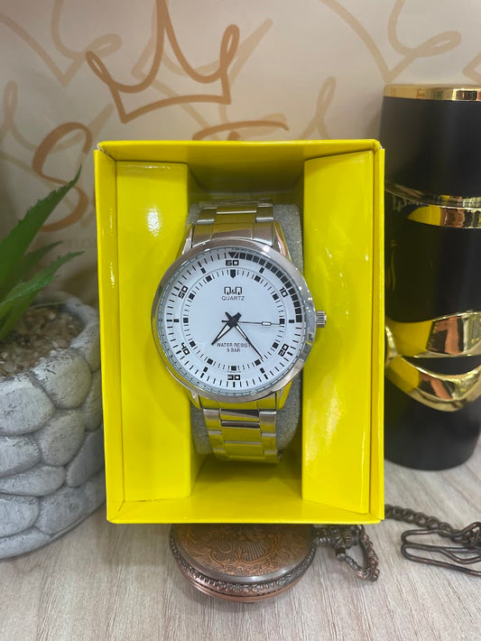 RELOJ QYQ HOMBRE PLATEADO FONDO BLANCO