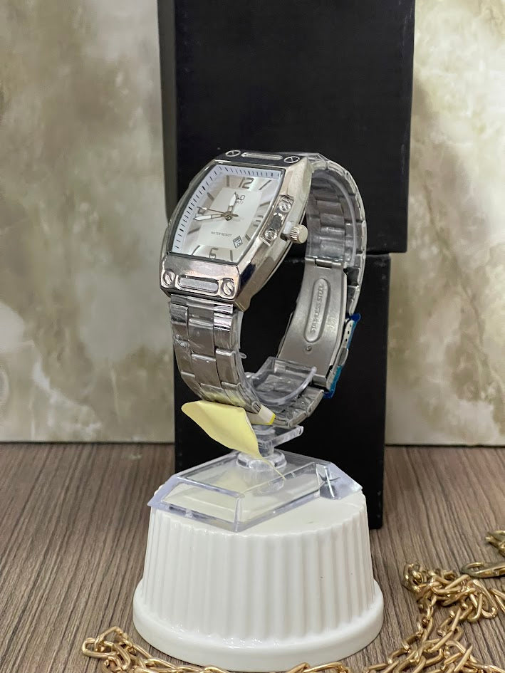 RELOJ Q&Q CUADRADO PLATEADO ESFERA BLANCA CALENDARIO