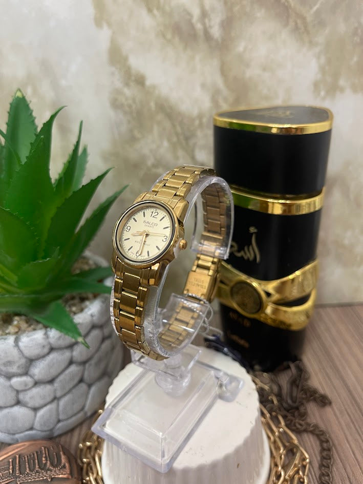 RELOJ SALCO DAMA DORADO NUMEROS NEGROS