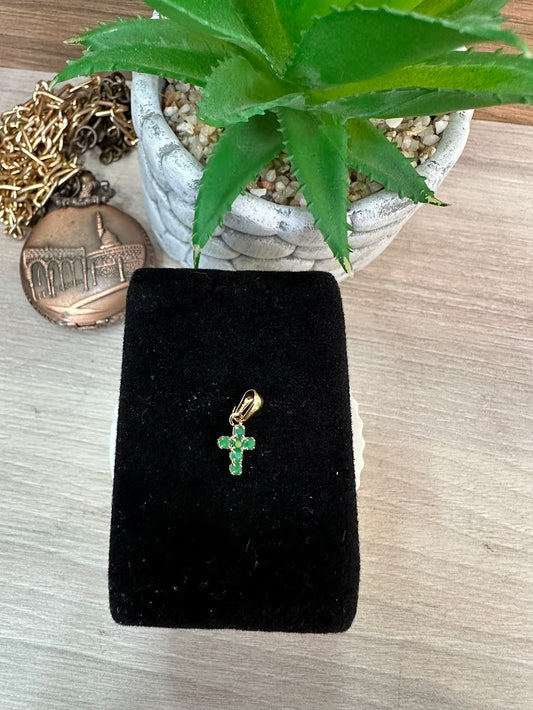 DIJE CRUZ MINI CIRCON VERDE ORO LAMINADO