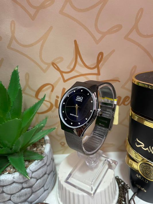 RELOJ QYQ NEGRO Y GRIS FONDO AZUL