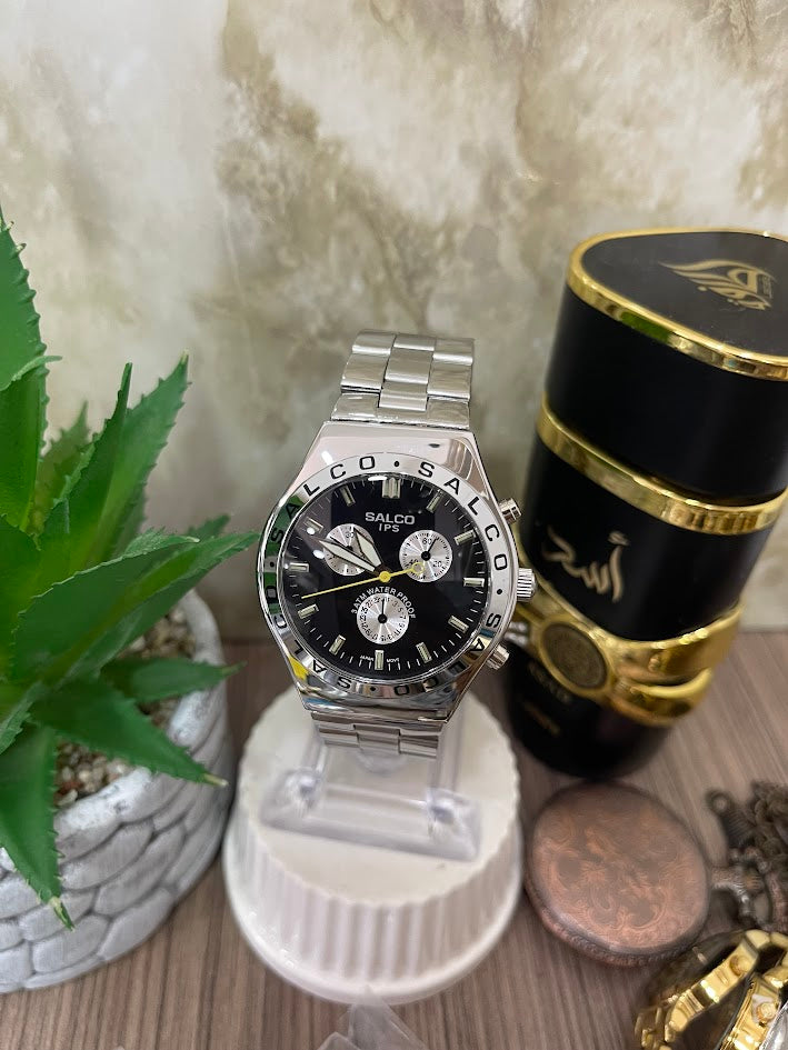 RELOJ SALCO PLATEADO ESFERA NEGRA ARO MARCADO