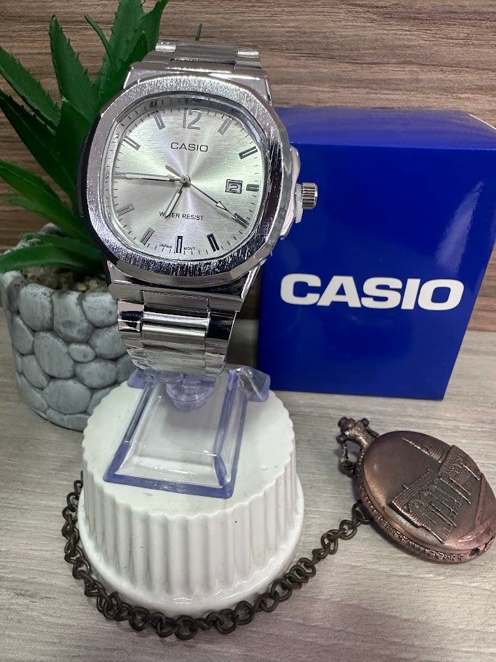 RELOJ CASIO CUADRADO PLATEADO ESFERA PLATEADA