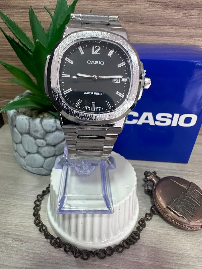 RELOJ CASIO CUADRADO PLATEADO ESFERA NEGRA