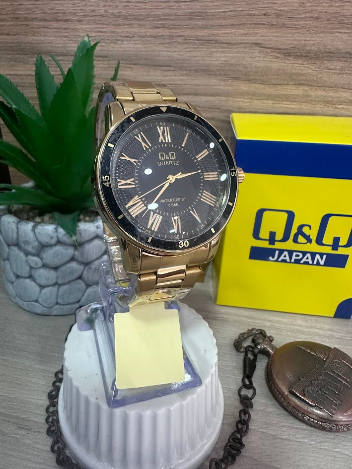 RELOJ Q&Q DORADO ESFERA NEGRA ARO NEGRO NUMEROS ROMANOS