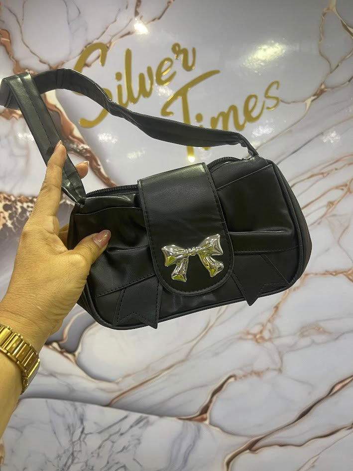 BOLSO NEGRO DETALLE LAZO