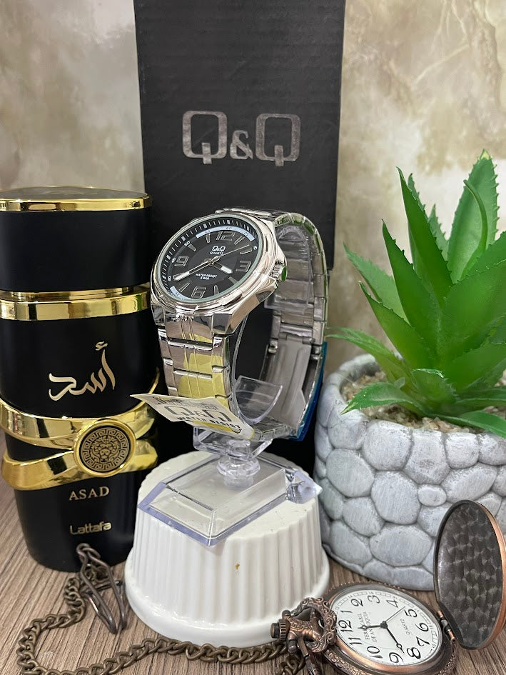RELOJ QYQ CABALLERO PLATEADO ESFERA NEGRA DETALLES BLANCOS