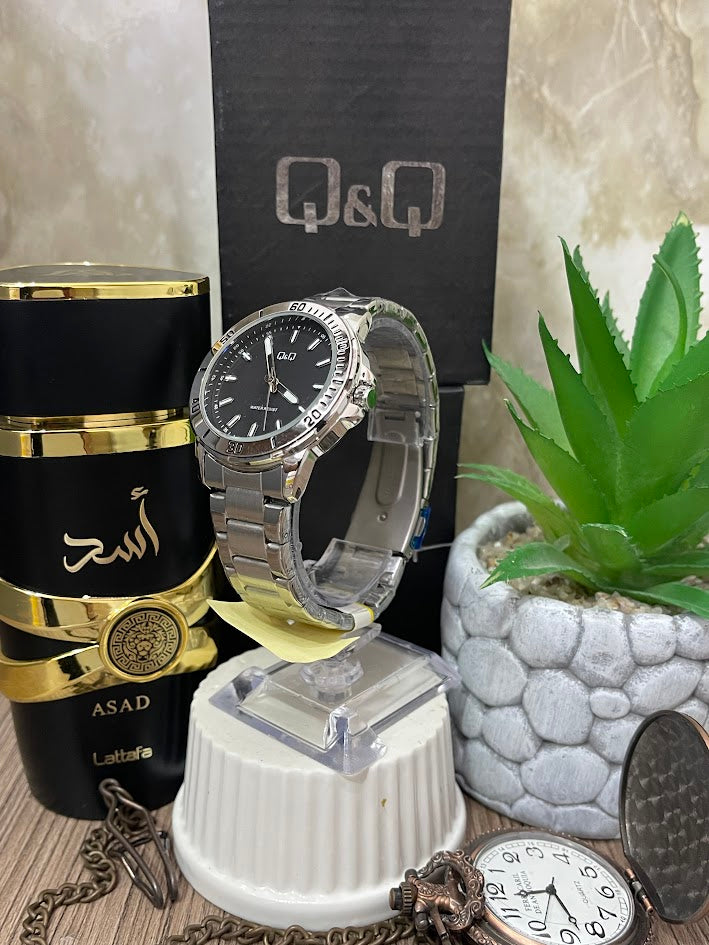 RELOJ QYQ CABALLERO PLATEADO ESFERA NEGRA DETALLES EN EL ARO