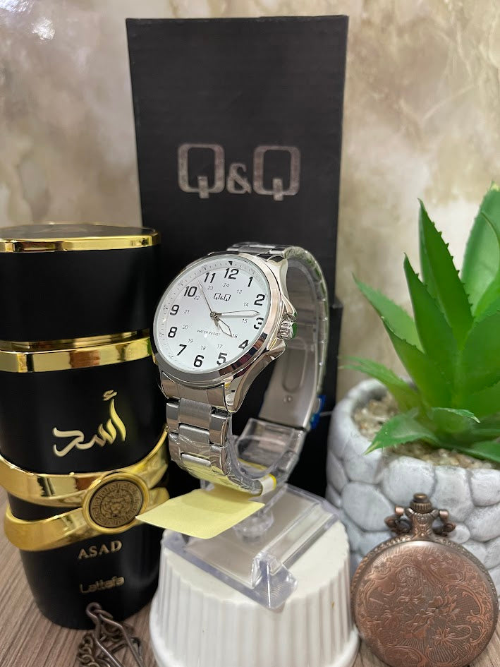 RELOJ Q&Q PLATEADO ESFERA BLANCA NUMERO NEGRO