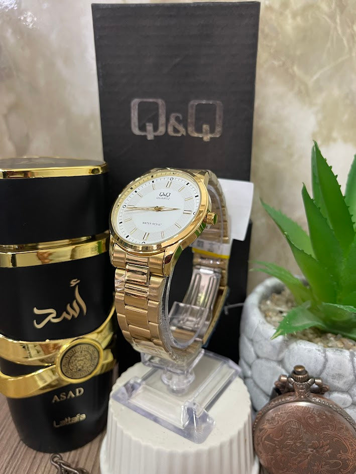 RELOJ QYQ DORADO REDONDO DETALLES BLANCOS