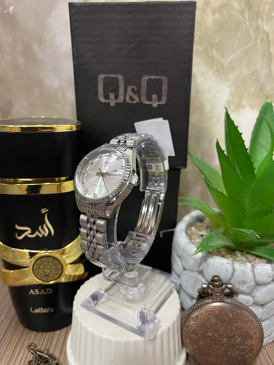 RELOJ Q&Q DAMA PLATEADO ESFERA PLATEADA NUMERO DIAMANTE