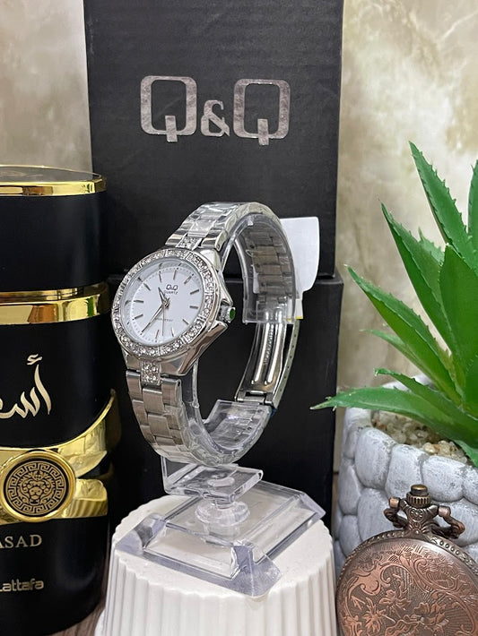 RELOJ Q&Q DAMA PLATEADO ESFERA BLANCA ARO DOBLE DIAMANTE