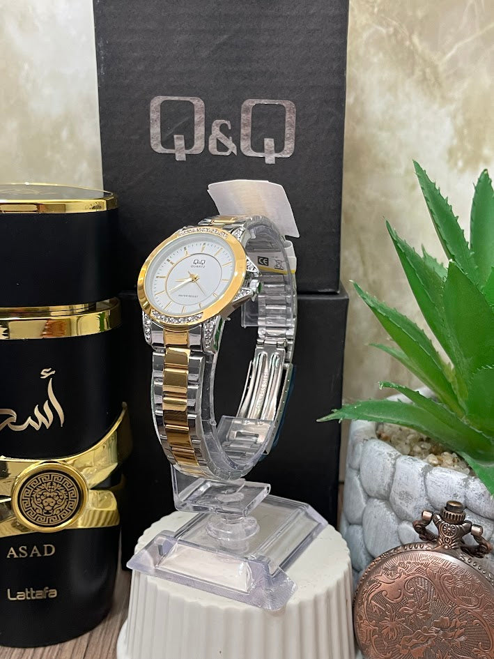 RELOJ Q&Q DAMA BICOLOR ESFERA BLANCA ARO SEMI DIAMANTE QR