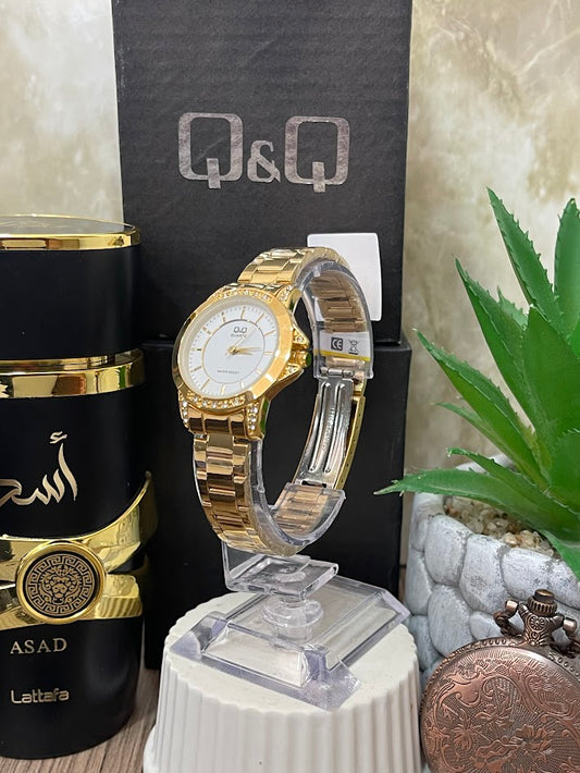 RELOJ Q&Q DAMA DORADO ESFERA BLANCA ARO SEMI DIAMANTE