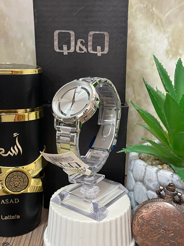 RELOJ QYQ DAMA PLATEADO DETALLE EN VIDRIO